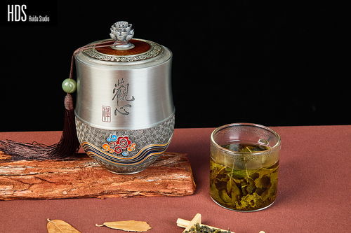靜物攝影中的東方韻味 茶葉罐與青島藍(lán)莓酒的優(yōu)雅對話